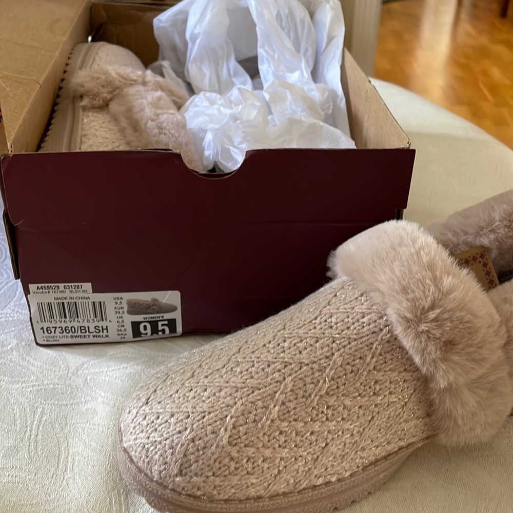 Skechers slippers size 91/2 new with box.